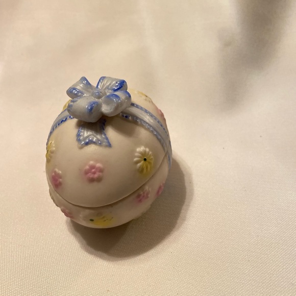 Beautiful Lefton Decorated Spring Easter Egg Trinket Box Delicate Flowers & Bow! - Picture 2 of 4